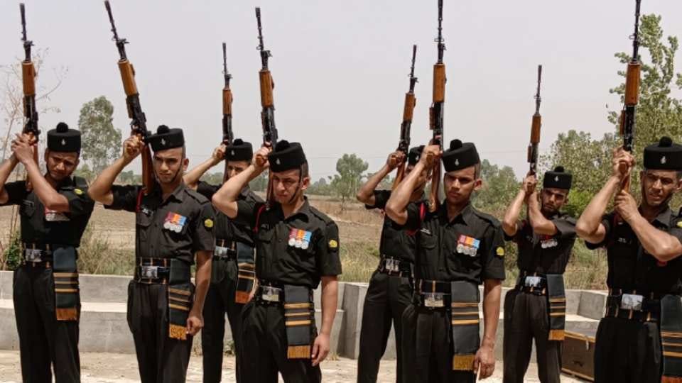 Soldier cremated with military honors in Gurdaspur of Punjab