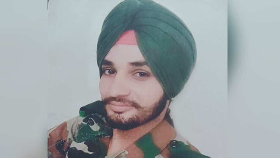 Soldier cremated with military honors in Gurdaspur of Punjab