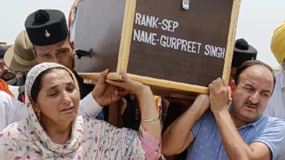 Soldier cremated with military honors in Gurdaspur of Punjab