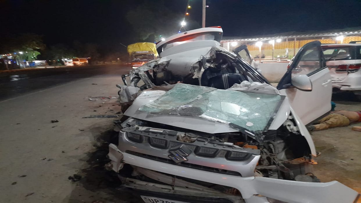 Big Road accident in Basti unknown vehicle hit the car