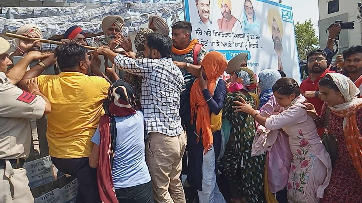 Scuffle between unemployed teachers and police in Sangrur