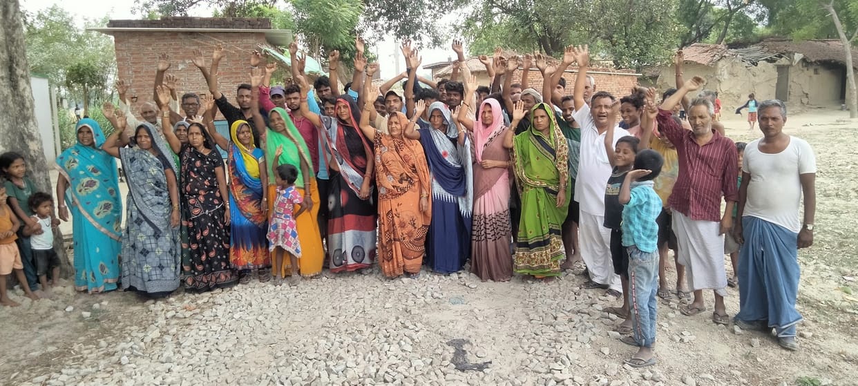 Left by pouring ballast, villagers demonstrated