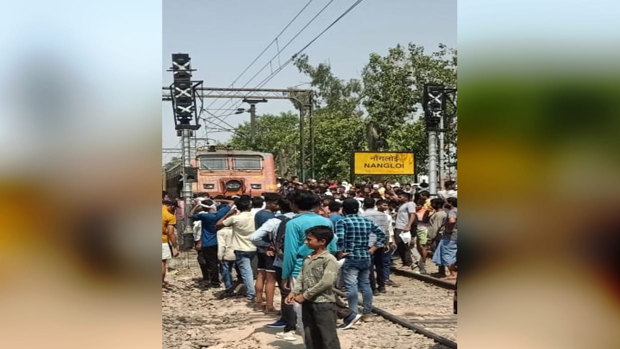 youth protested against Agneepath scheme by stopping train At Delhi s Nangloi station