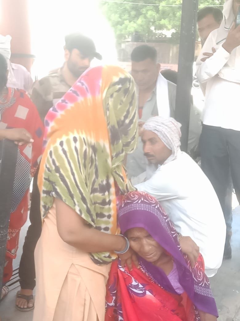 Hathras: A watchman crossing the road dies after being hit by a car