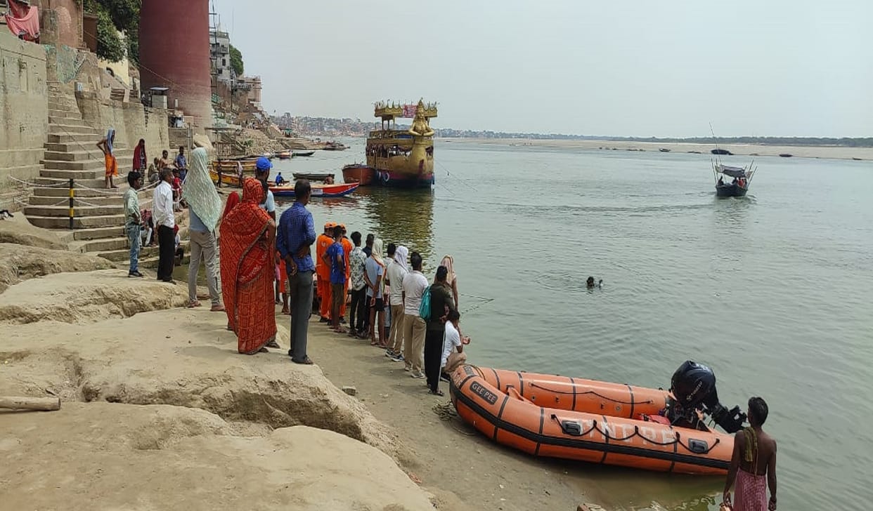 Varanasi: LLB first year student jumped into the river to retrieve slippers, drowned in deep water at Ravidas