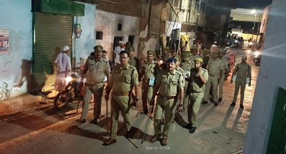 गश्त करते पुलिस के जवान