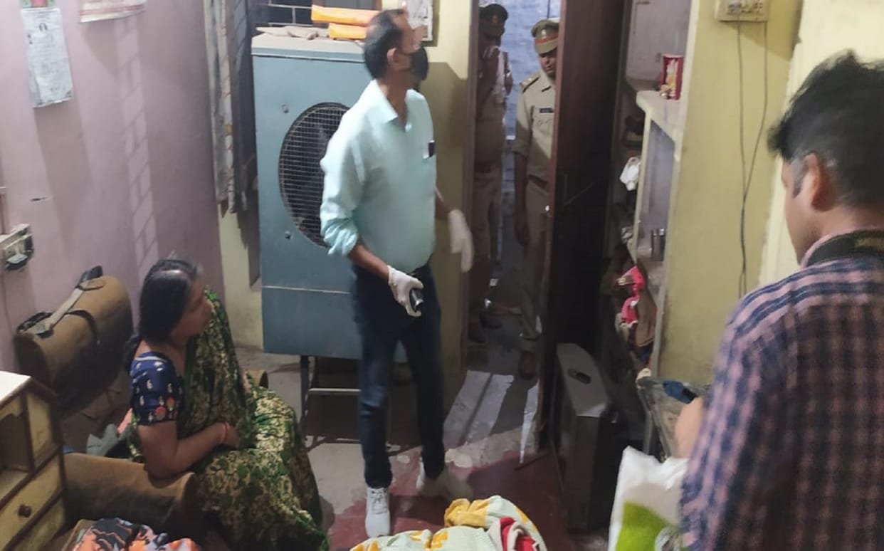 oldman  dies under suspicious circumstances in varanasi wife sitting with chair said he is resting