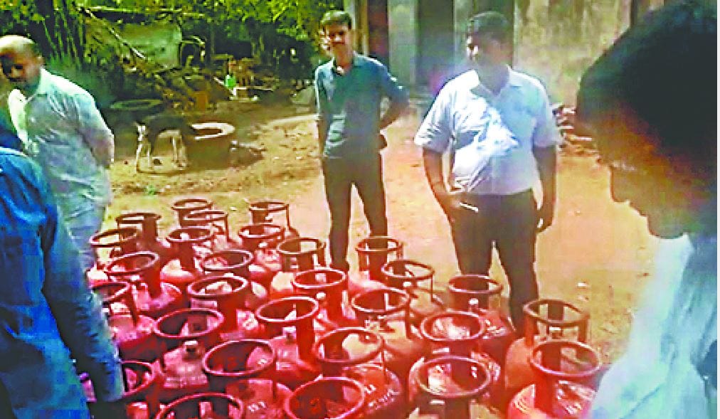 Commercial Gas Cylinder Price Reduced By Rs 191 In Agra