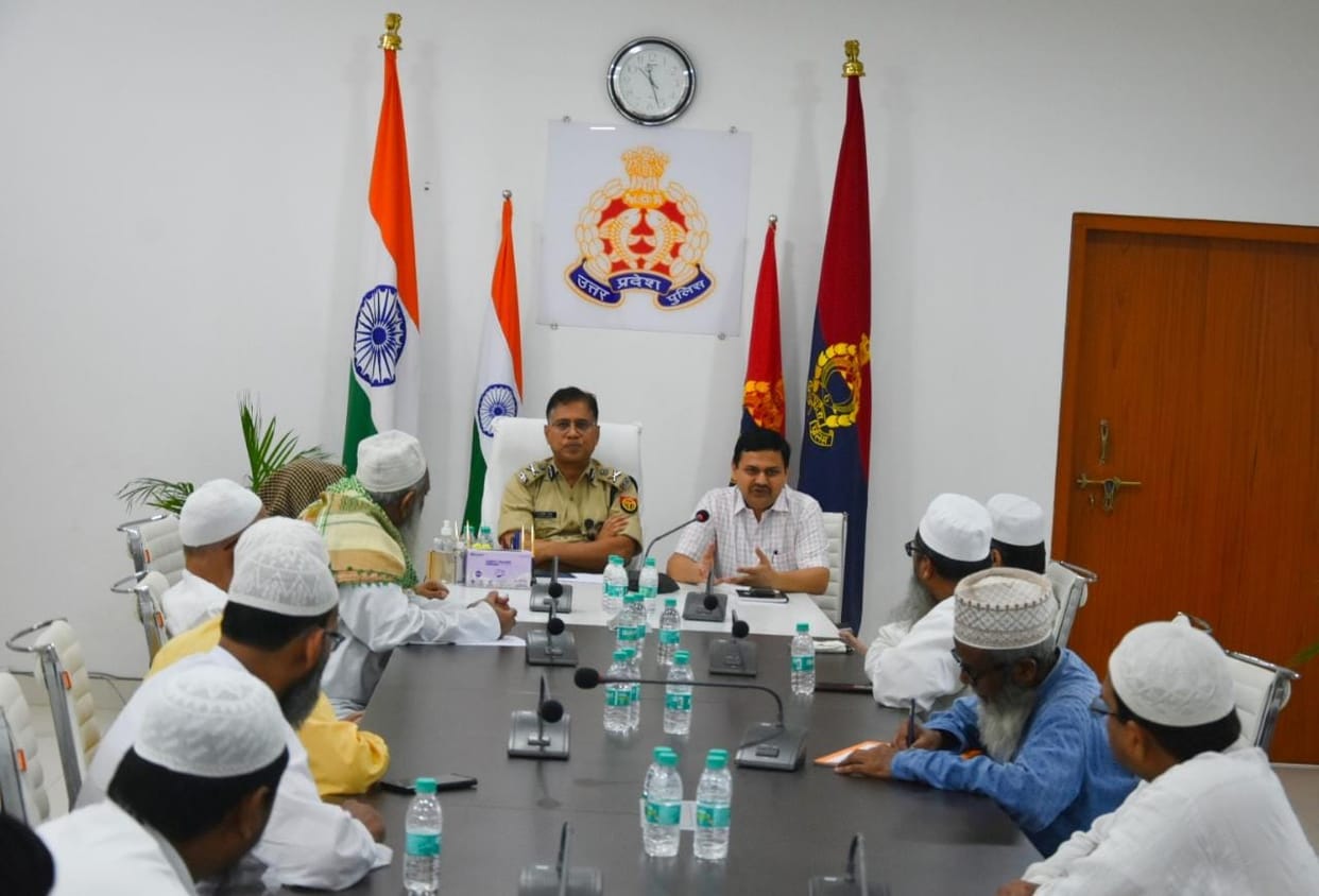 Police Commissioner of varanasi and DM  meeting with religious leaders for peace on juma ki namaj appeal to avoid rumors