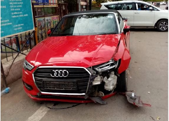 Road Accident in varanasi youth died who injured after hit by doctors Audi car shops remained closed in Sarnath