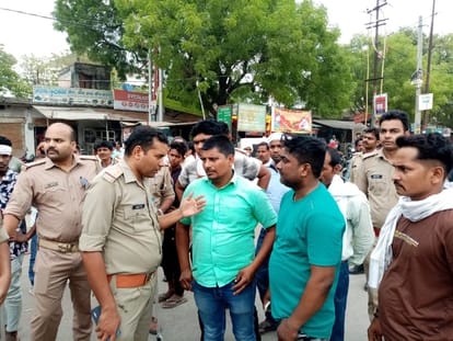 Road Accident in varanasi youth died who injured after hit by doctors Audi car shops remained closed in Sarnath
