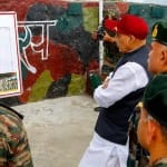 सैन्य अधिकारी, रक्षा मंत्री राजनाथ सिंह को ऑपरेशन ‘बलवान’ के बारे में बताते हुए