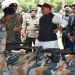 रक्षामंत्री राजनाथ सिंह एलओसी पर जवानों से मिलते हुए