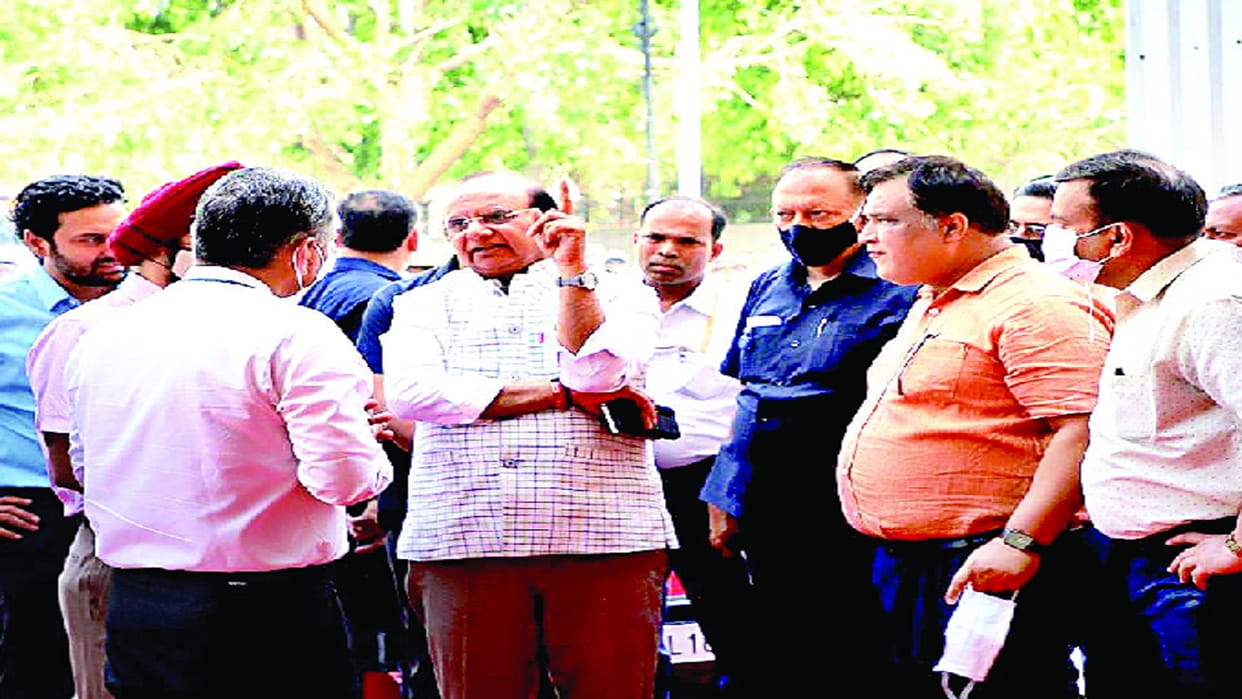LG Saxena reached Gol Market, said - redevelop the building to the original design