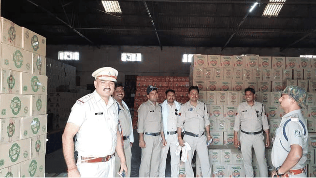 Chhatarpur News: Illegal liquor seized in huge quantity, case registered against driver