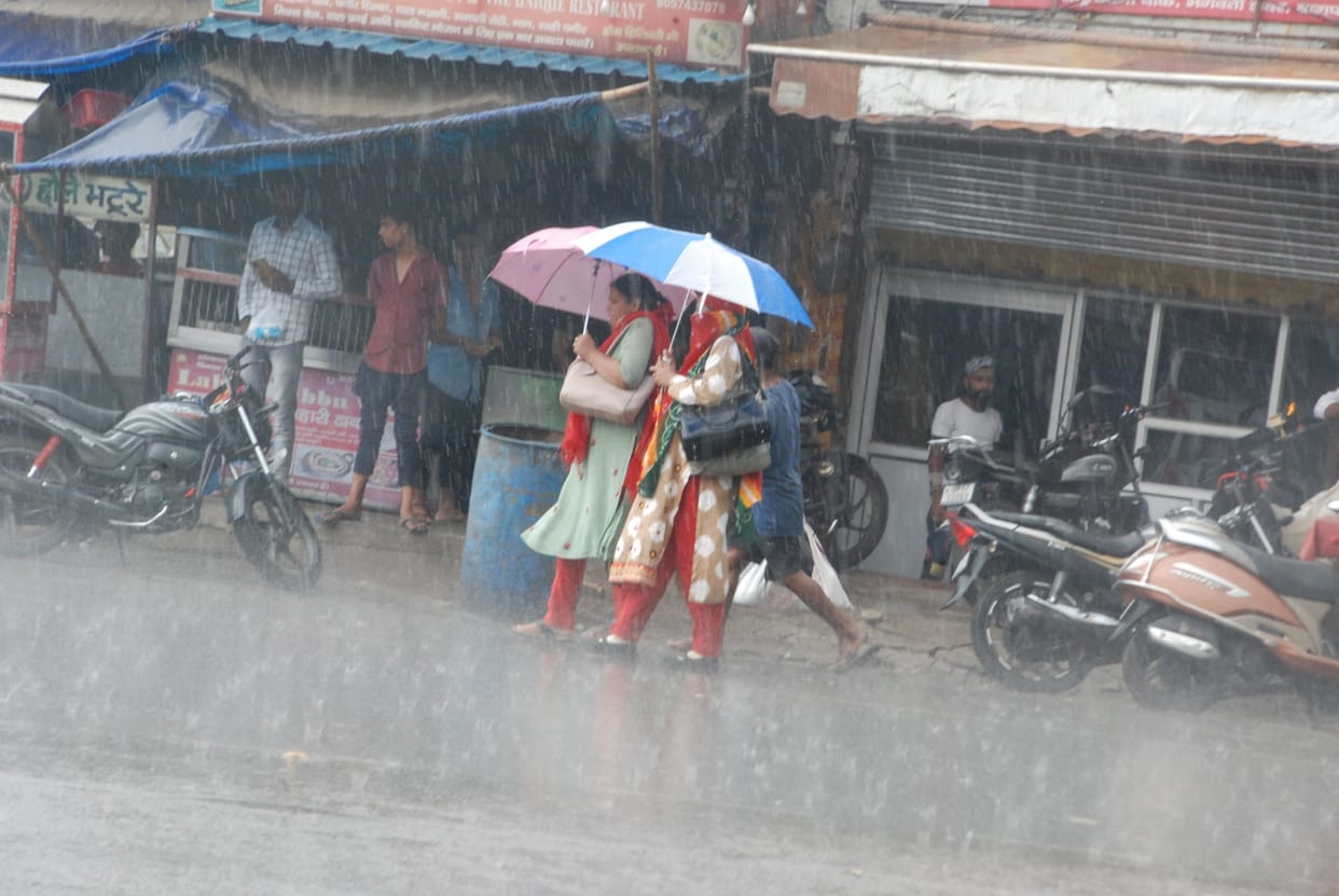 Eight hours of power failure due to 15 minutes of rain, also longed for water