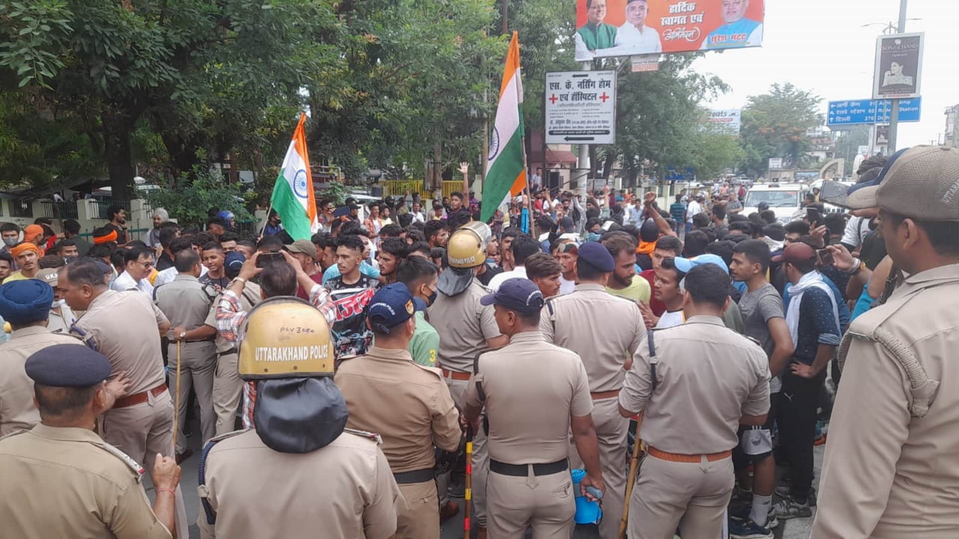 Agneepath Protest in Uttarakhand, Police lathi charge on youth in Haldhani, See photos