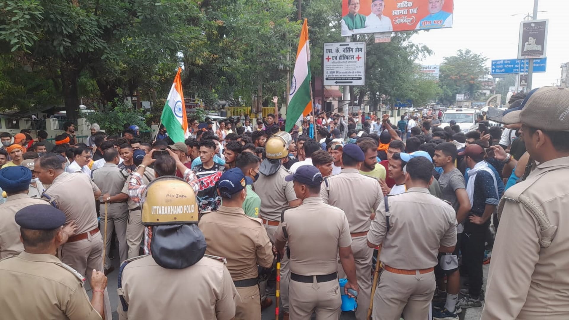 Agneepath Protest in Uttarakhand, Police lathi charge on youth in Haldhani, See photos