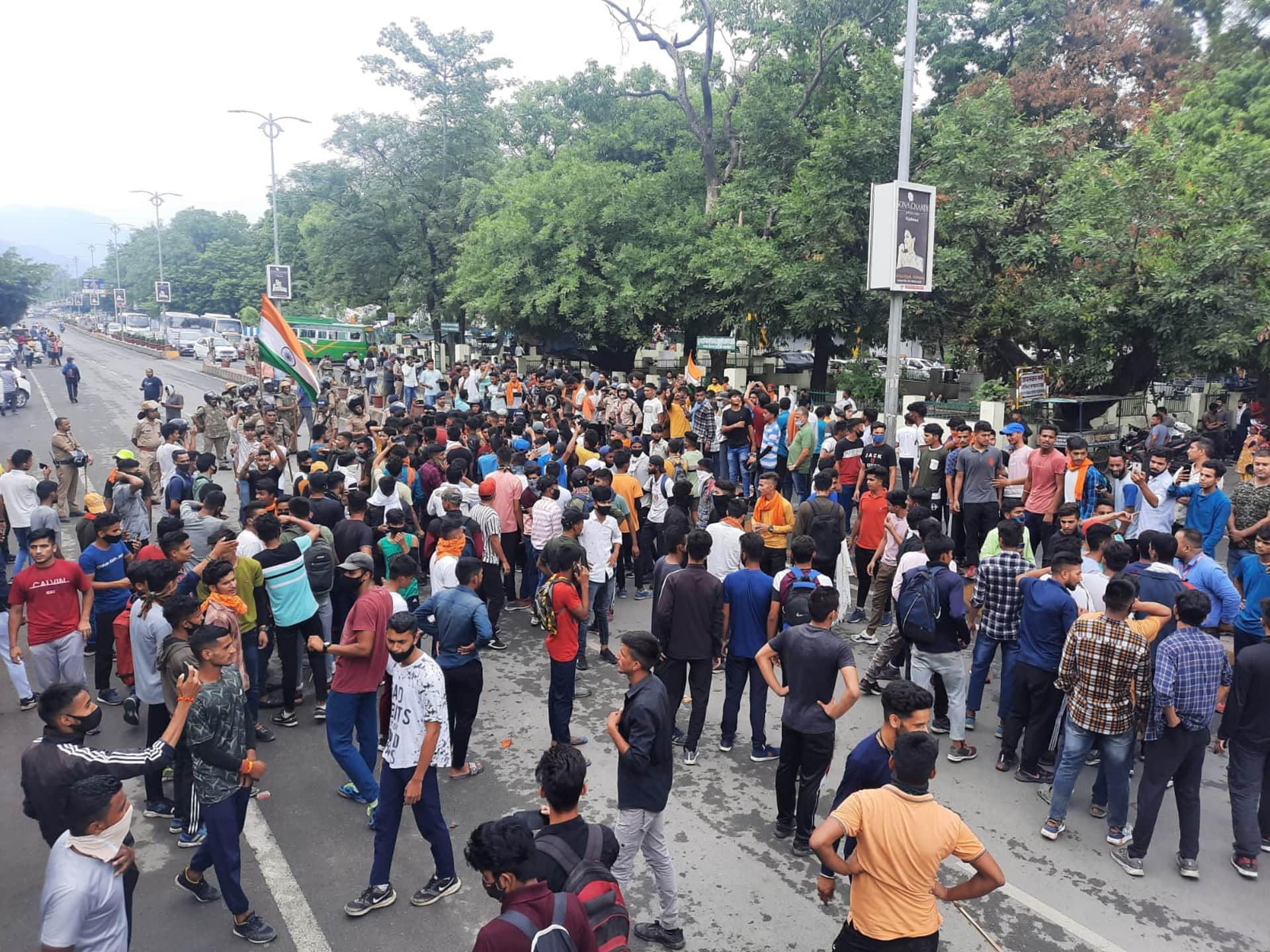 Agneepath Protest in Uttarakhand, Police lathi charge on youth in Haldhani, See photos
