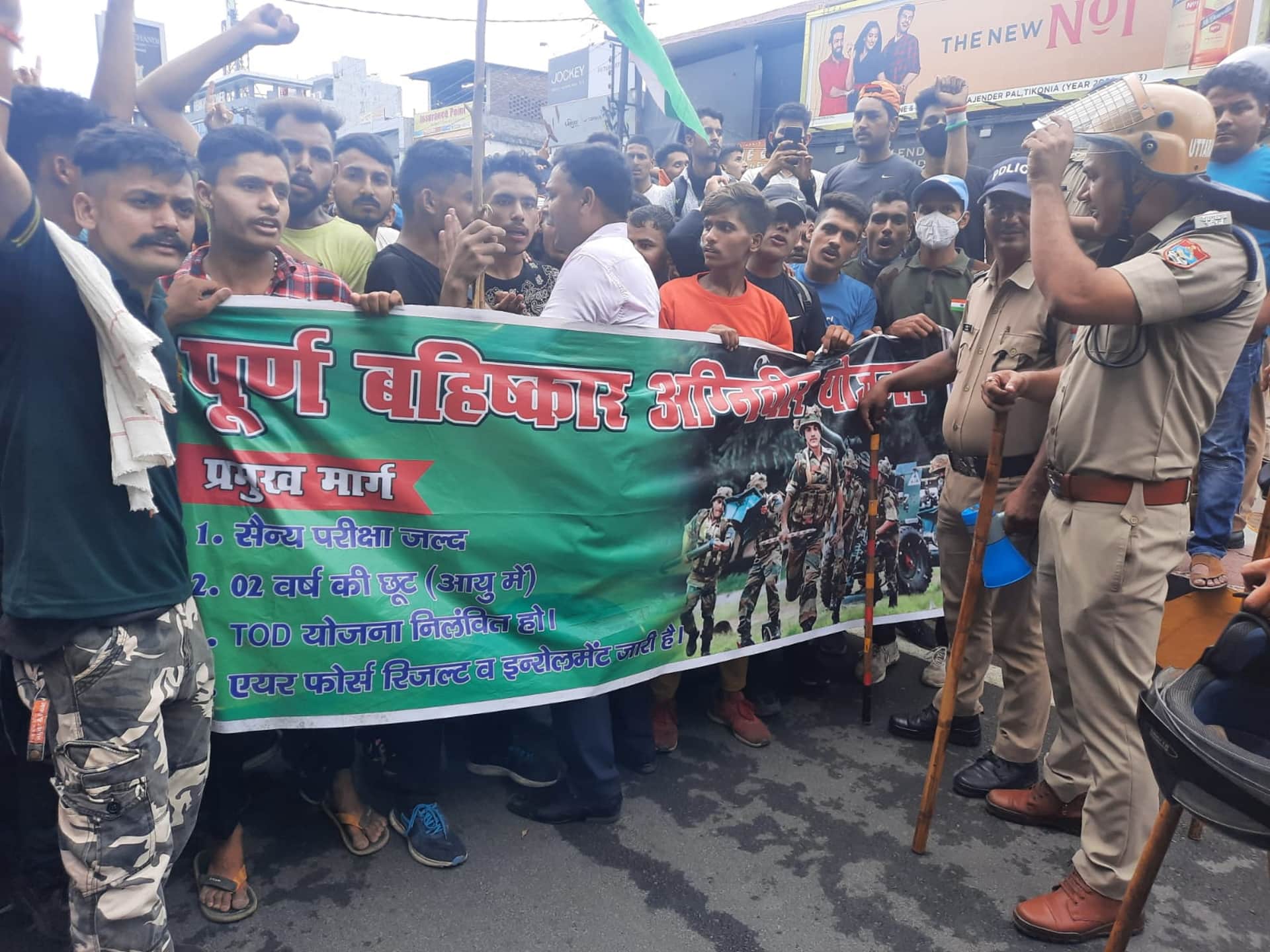 Agneepath Protest in Uttarakhand, Police lathi charge on youth in Haldhani, See photos