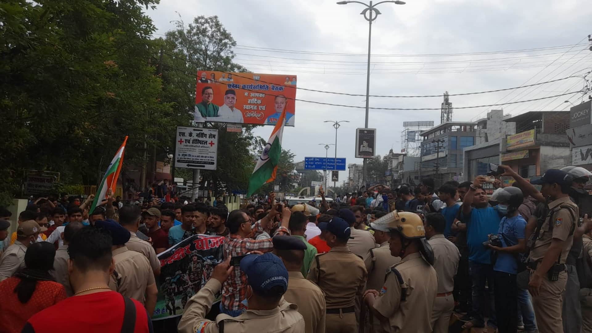 Agneepath Protest in Uttarakhand, Police lathi charge on youth in Haldhani, See photos