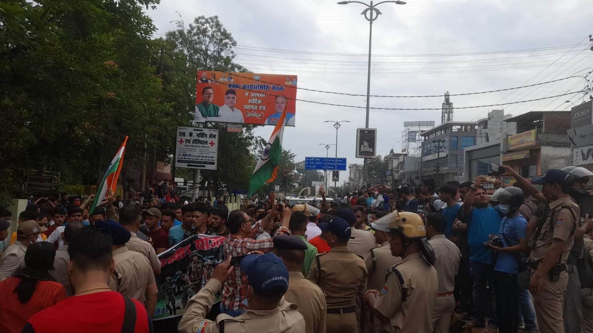 Agneepath Protest in Uttarakhand, Police lathi charge on youth in Haldhani, See photos