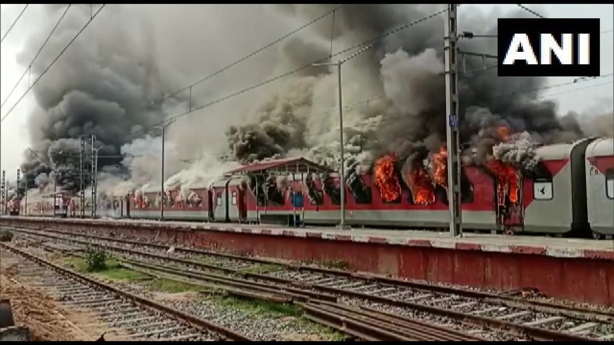 Agnipath Protest: If a normal coach burns indian railways suffers a loss of one crore so many crores are destroyed when the entire train burns Latest News