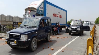 Agneepath Scheme Protest Ruckus on Agra-Gwalior Highway stone pelting on SO Malpura's car