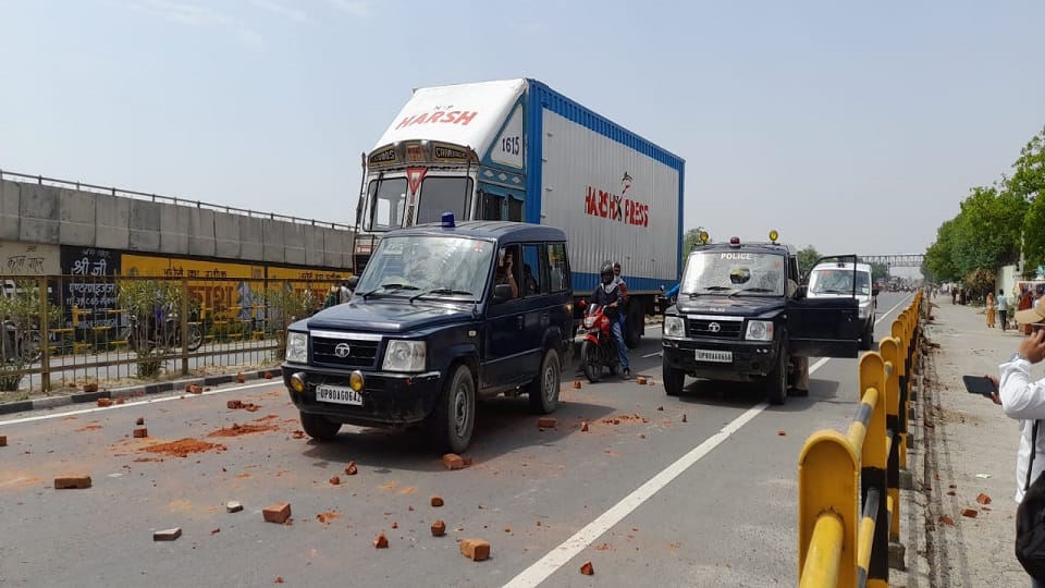 Agneepath Scheme Protest Ruckus on Agra-Gwalior Highway stone pelting on SO Malpura's car