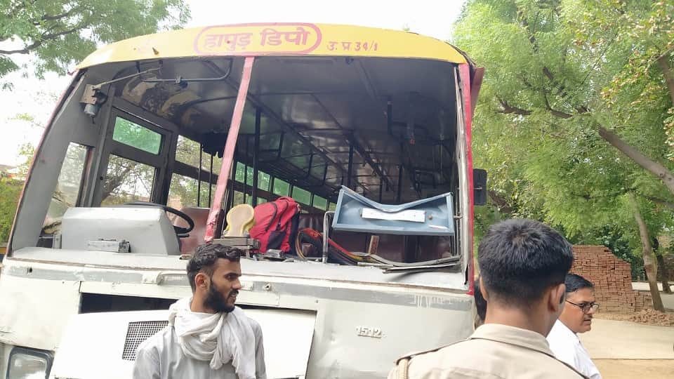 Agneepath Scheme Protest Ruckus on Agra-Lucknow Expressway youth pelted stones on vehicles after jam