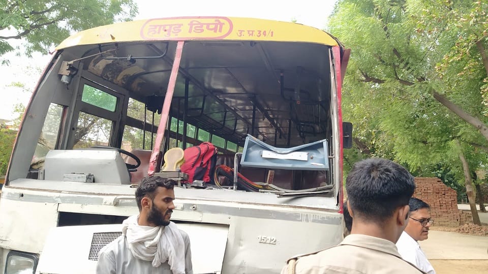 Agneepath Scheme Protest Ruckus on Agra-Lucknow Expressway youth pelted stones on vehicles after jam