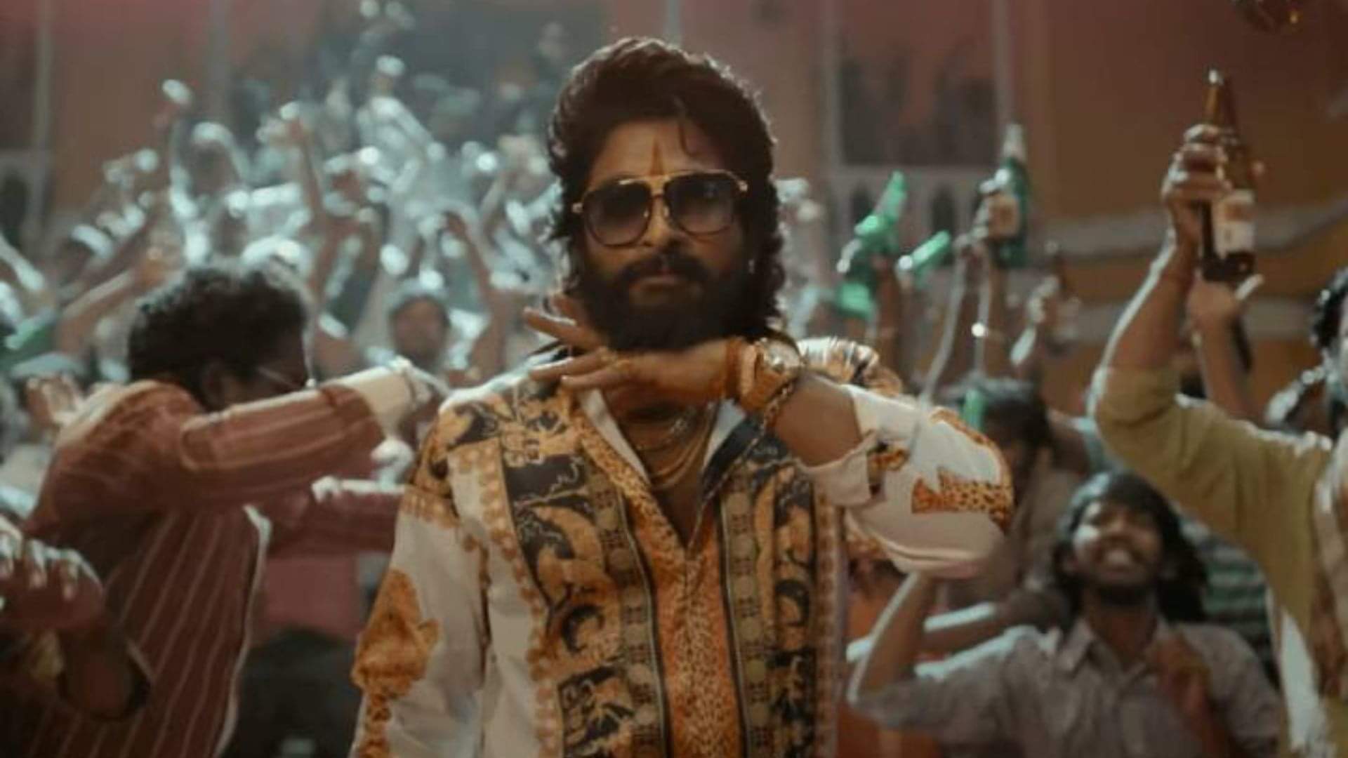 Allu Arjun gets trolled for his latest appearance in pushpa raj look, netizens calls him old and vada pav