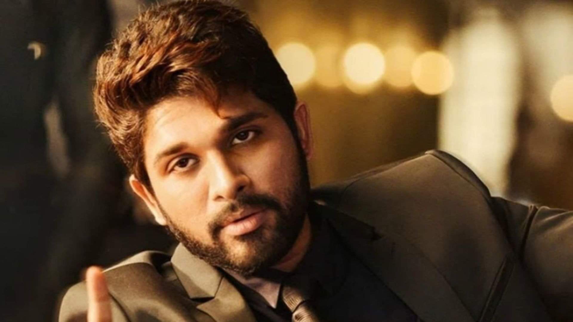 Allu Arjun gets trolled for his latest appearance in pushpa raj look, netizens calls him old and vada pav