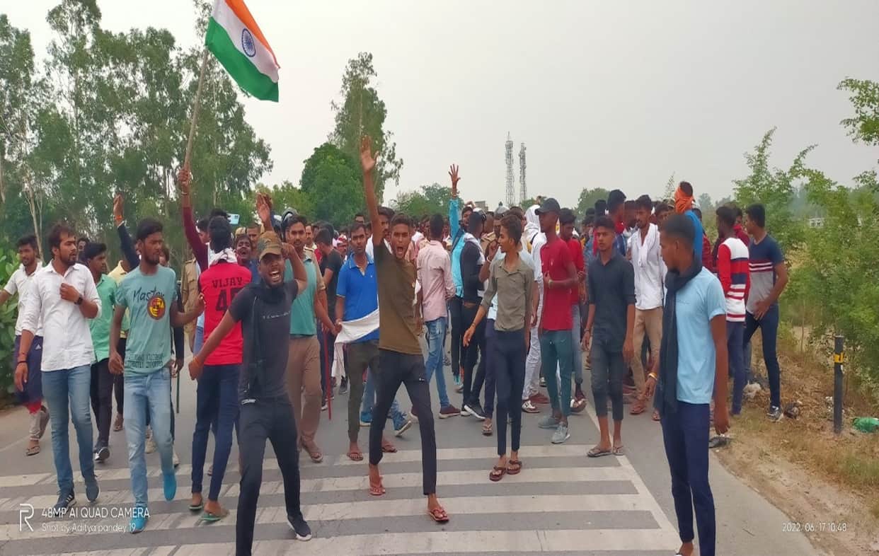 Agneepath Scheme Protest in azamgarh youth jamming road heavy forces deployed Railway staion and roadways tamsa express