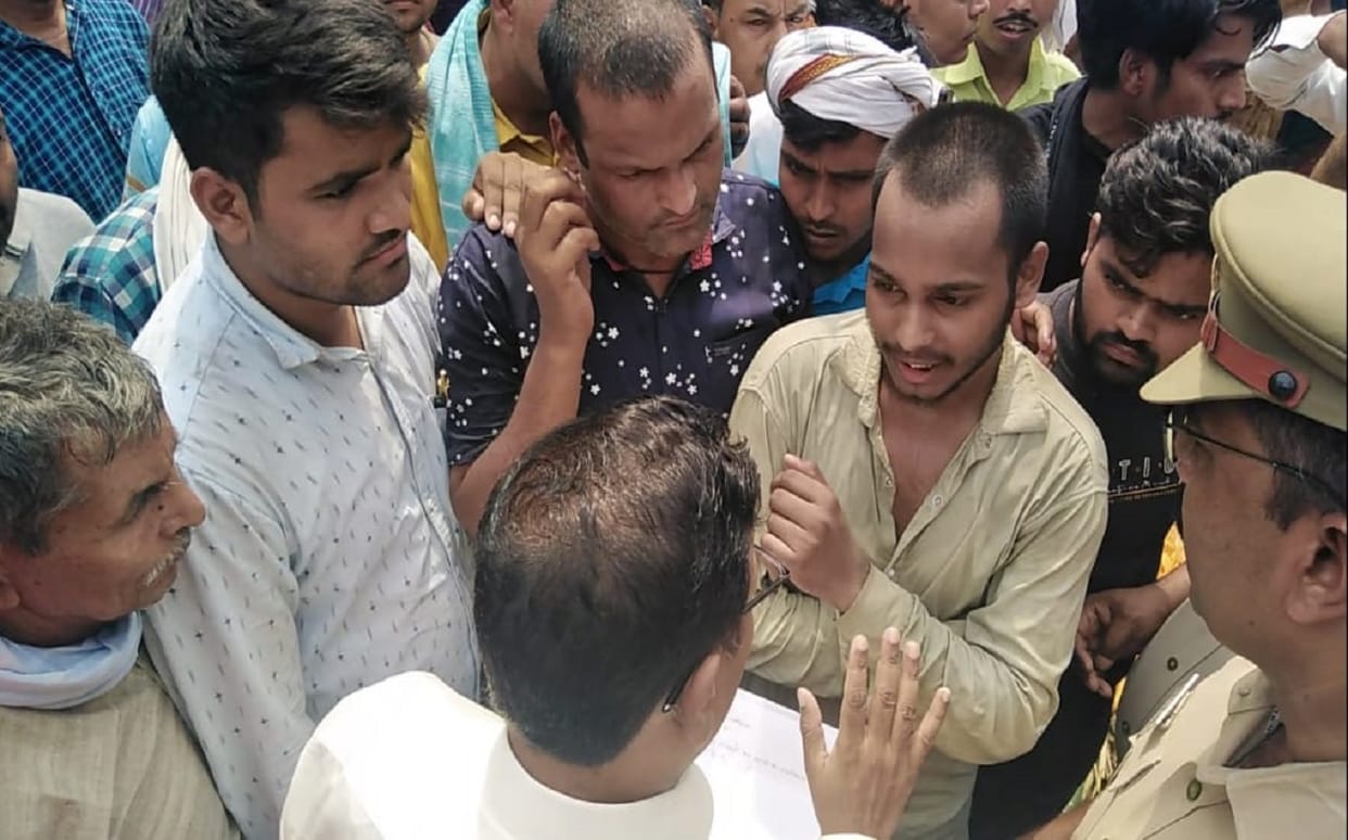 Murder in Azamgarh Villagers road jam with couples dead body murdered after kidnapping in a land dispute