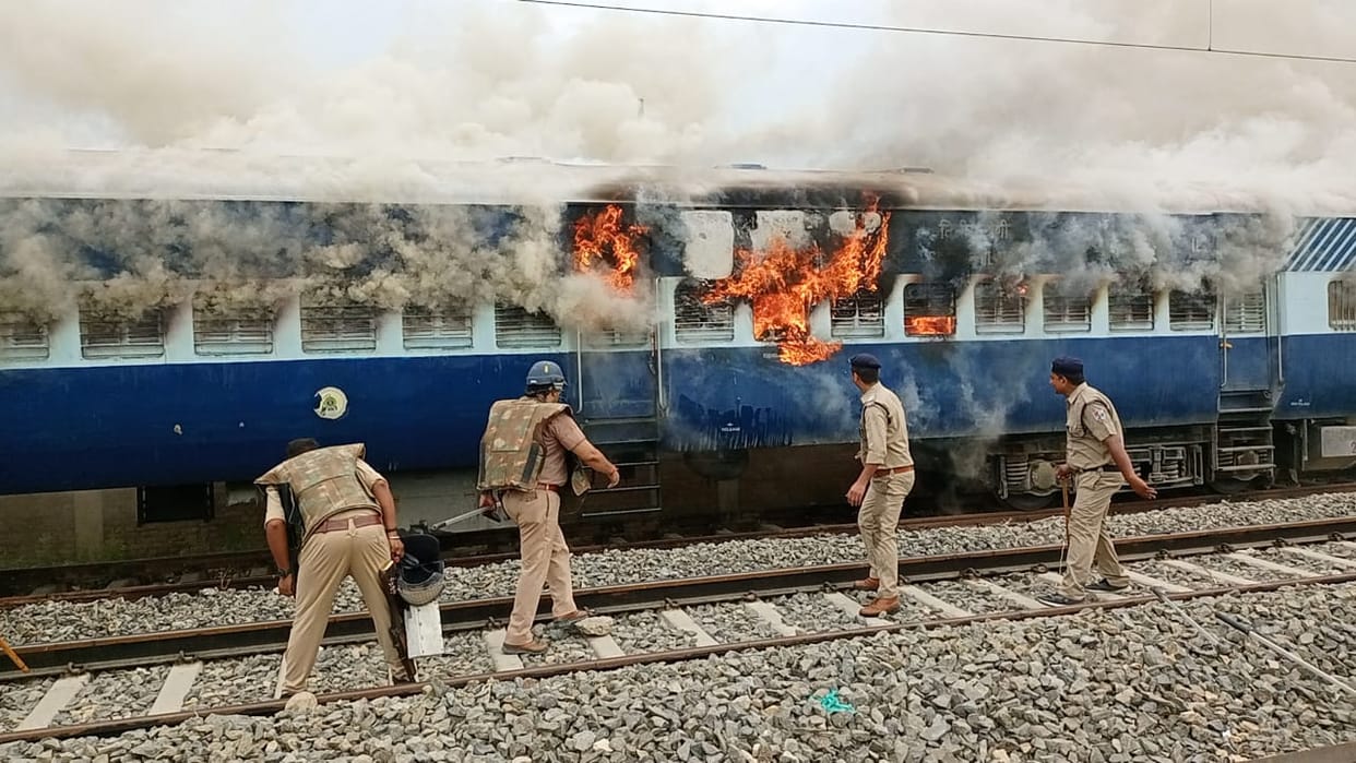 Agnipath Yojana Massive protest in Ballia train bogie burnt stone pelting at many places against agniveer scheme