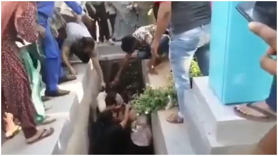 Millionaire devrani jethani fell in drain while fighting Ajmer Rajasthan