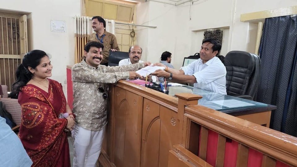 Dewas News: Revolt in BJP, effigy of District President-General Minister burnt, allegations of selling tickets, women leaders also angry with neglect