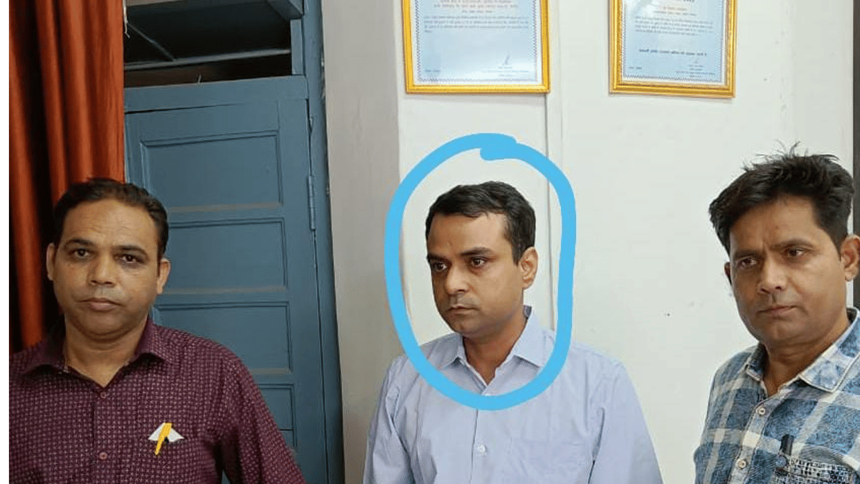 Bhopal: Lokayukta caught Deputy GM of MPEB taking bribe, demanding 25 thousand to install transformer