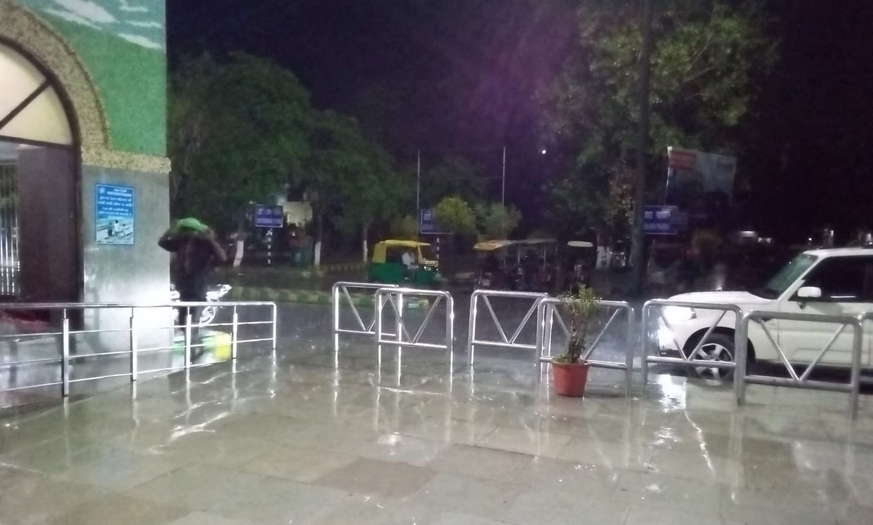 Rain accompanied by strong winds, mercury dropped to 4 degree Celsius, power outage
