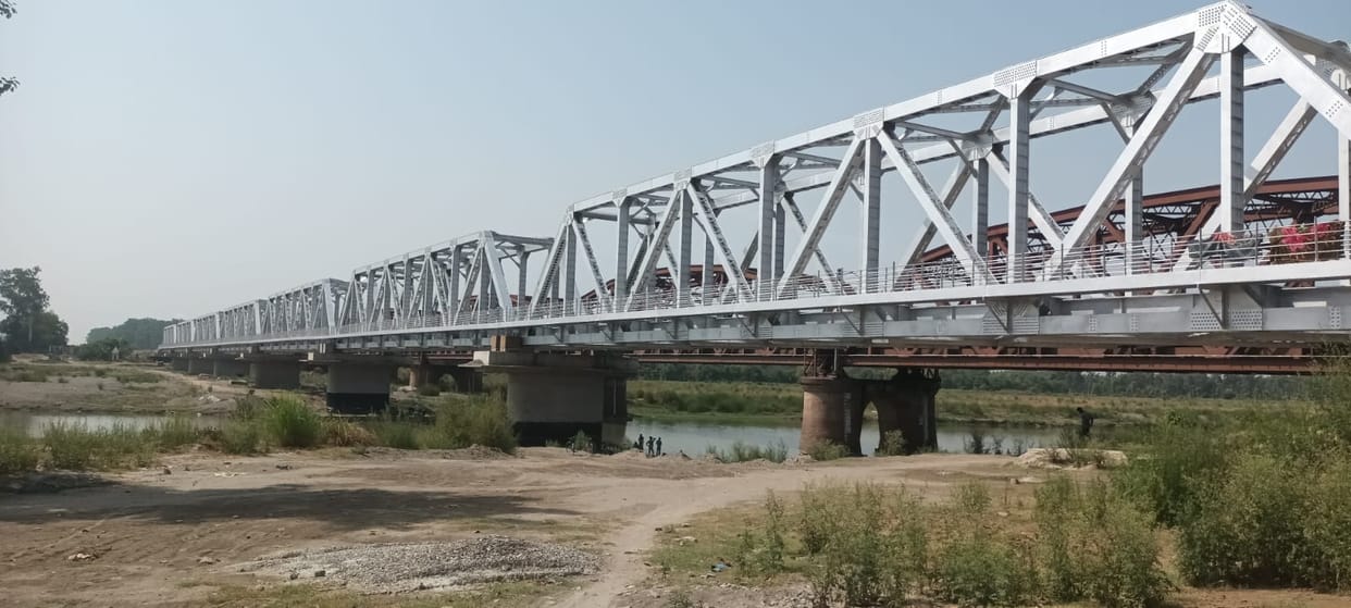 New railway bridge built on Yamuna river, preparing to lay track