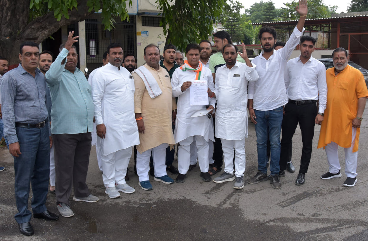 Congress workers protest at DM office