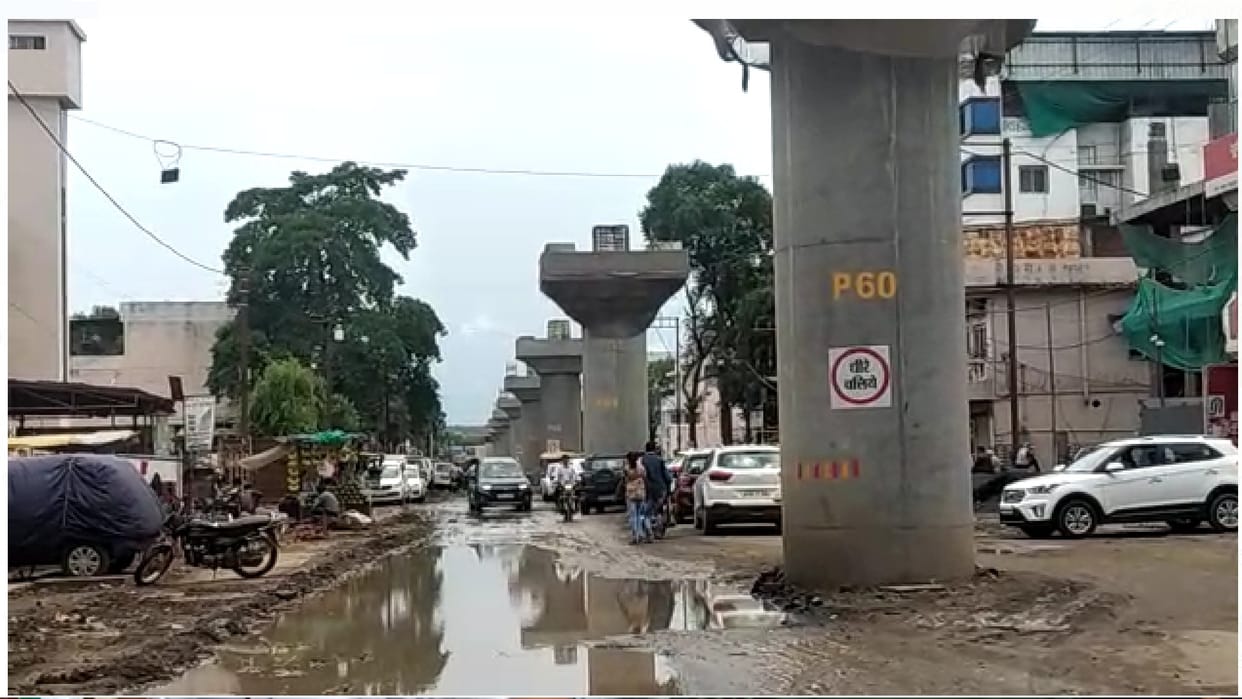 Jabalpur News: Under construction flyover has become a trap, invitation to accidents giving big potholes