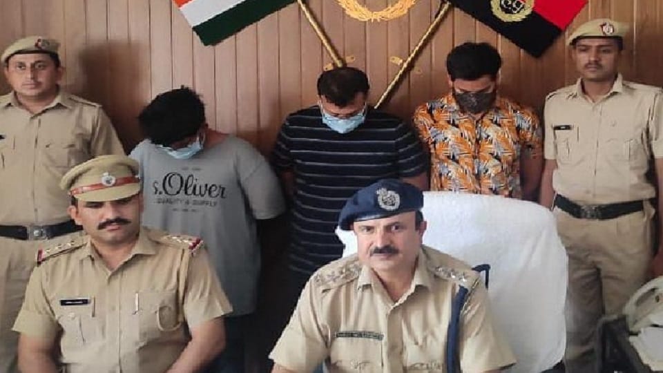 gurugram police arrested three for running fake call centre