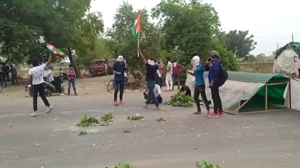 Agneepath Scheme Protest Ruckus on Agra-Lucknow Expressway youth pelted stones on vehicles after jam