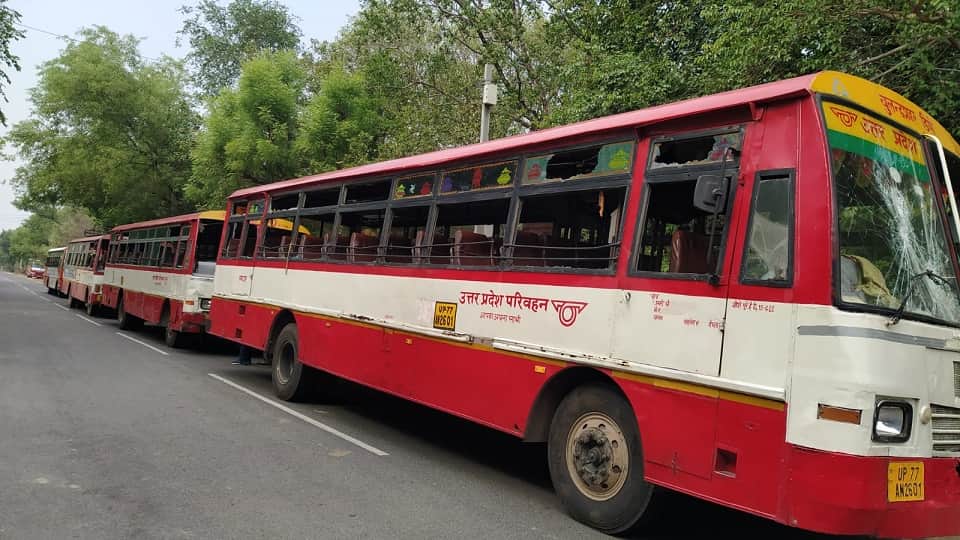 Agneepath Scheme Protest Ruckus on Agra-Lucknow Expressway youth pelted stones on vehicles after jam