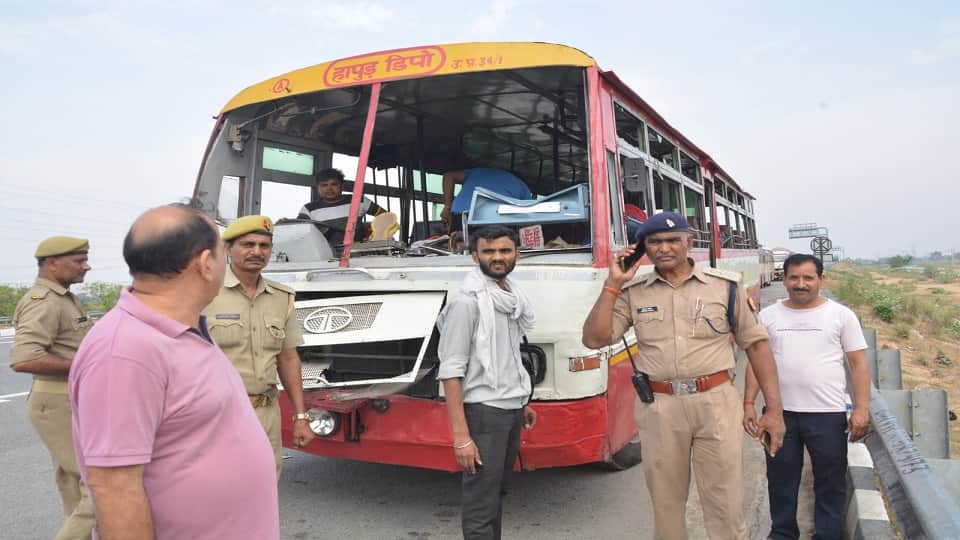 Agneepath Scheme Protest Ruckus on Agra-Lucknow Expressway youth pelted stones on vehicles after jam