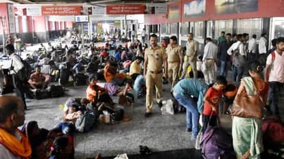 अग्निपथ योजना का विरोध के कारण रेलवे स्टेशन पर यात्रियों को परेशानी हुई।