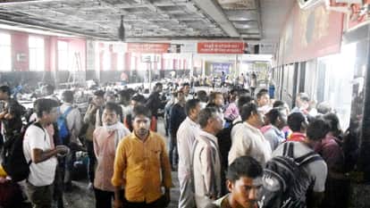 अग्निपथ योजना का विरोध के कारण रेलवे स्टेशन पर यात्रियों को परेशानी हुई।