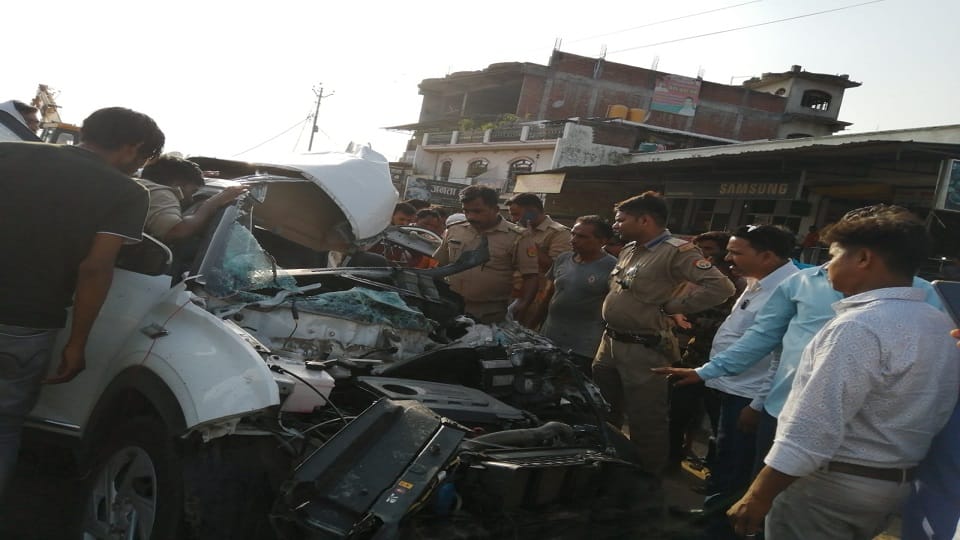 road accident in ayodhya car collided with bus three people of same family killed three injured